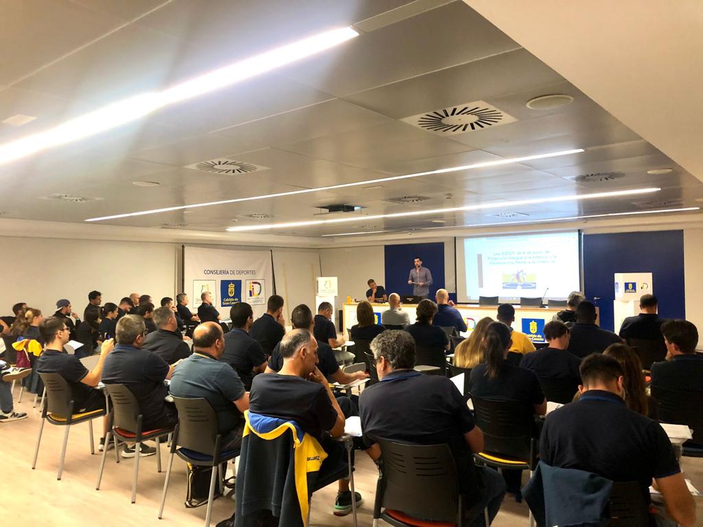 Asistentes al taller sobre protección integral de la infancia en el CB Gran Canaria.