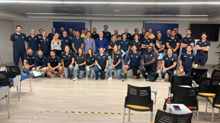 Miembros del CB Gran Canaria asisten a un taller sobre protección infantil y adolescencia.