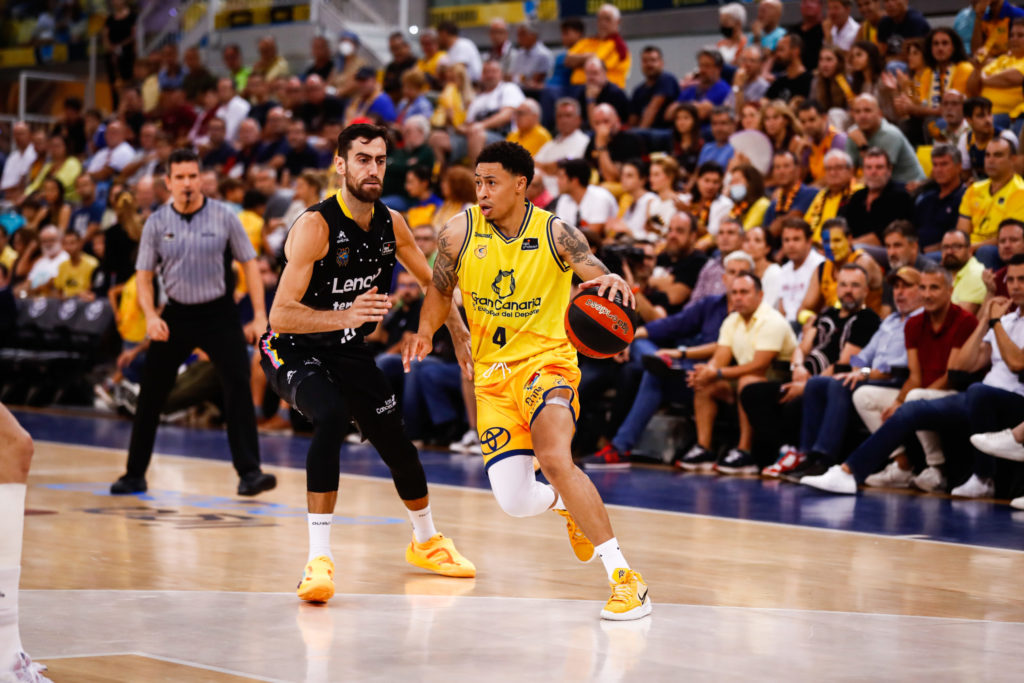  a por un nuevo derbi con la ilusión por las nubes",Jugadores del Gran Canaria y su rival compiten en un emocionante partido de baloncesto.