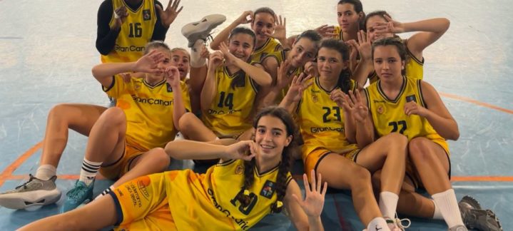 Jugadoras del Club Baloncesto Gran Canaria celebran con gestos de victoria tras un partido.