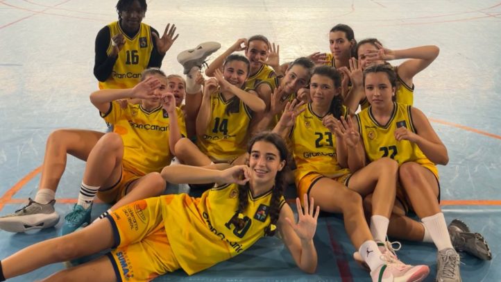 Jugadoras del Club Baloncesto Gran Canaria celebran con gestos de victoria tras un partido.