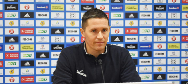 Jaka Lakovic en una rueda de prensa, con un fondo de logos de patrocinadores.