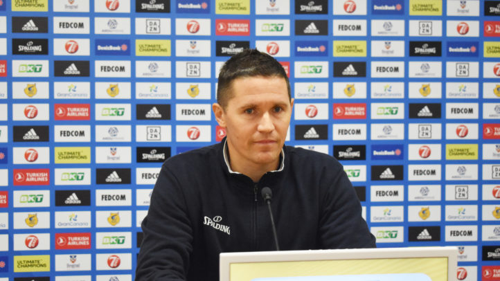 Jaka Lakovic en una rueda de prensa, con un fondo de logos de patrocinadores.