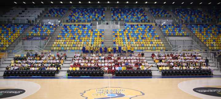 Cerca de 275 niños y niñas sentados en el Gran Canaria Arena durante una visita.