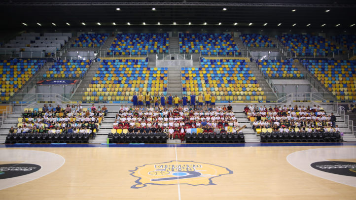 Cerca de 275 niños y niñas sentados en el Gran Canaria Arena durante una visita.