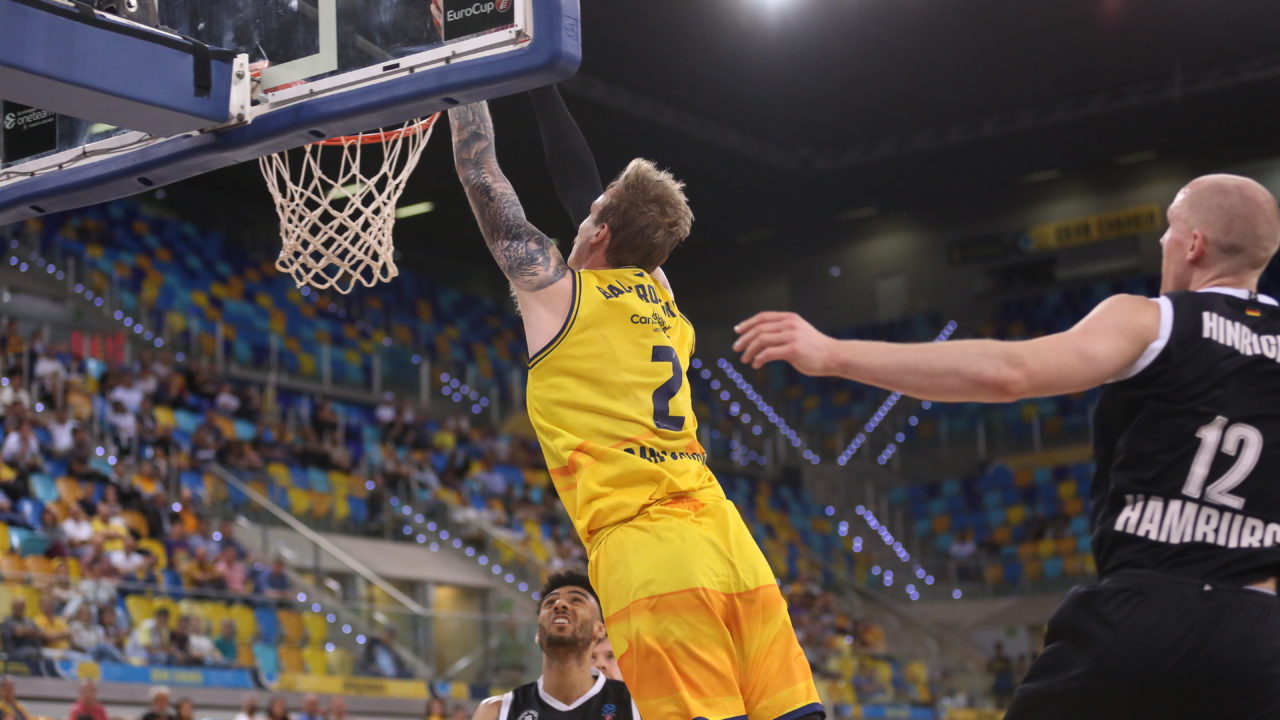 Jugador del Gran Canaria realizando un mate durante el partido contra Veolia Towers Hamburg.
