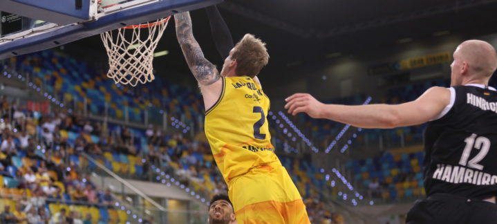 Jugador del Gran Canaria realizando un mate durante el partido contra Veolia Towers Hamburg.