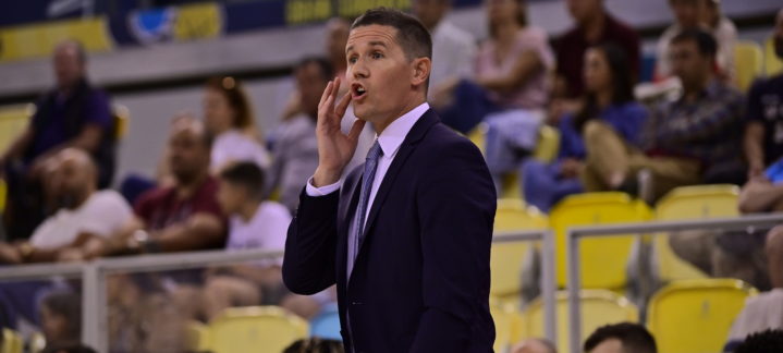 pero lo podemos conseguir""",Entrenador Jaka Lakovic dando instrucciones durante un partido de baloncesto.