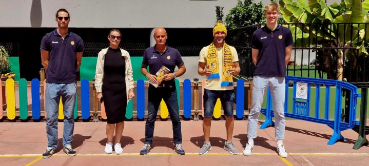 Representantes del CB Gran Canaria en el CEIP Nanda Cambres, con ambiente festivo.