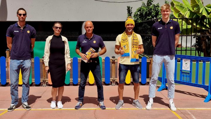 Representantes del CB Gran Canaria en el CEIP Nanda Cambres, con ambiente festivo.