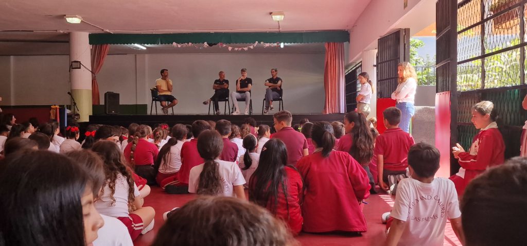 Estudiantes escuchan a miembros del CB Gran Canaria en un evento en el CEIP Nanda Cambres.