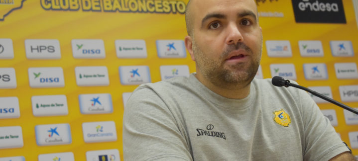 Víctor García hablando en una rueda de prensa del Club Baloncesto Gran Canaria.