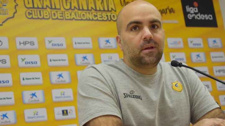 Víctor García hablando en una rueda de prensa del Club Baloncesto Gran Canaria.