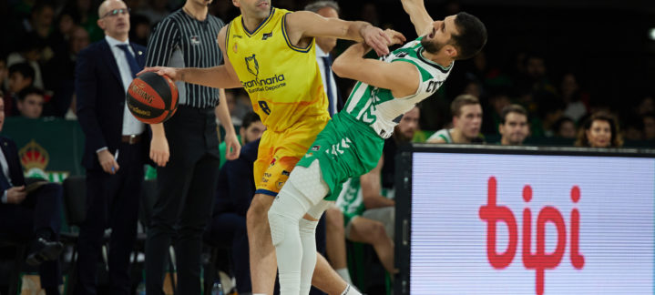 Dos jugadores de baloncesto en acción durante un partido de la Liga Endesa.