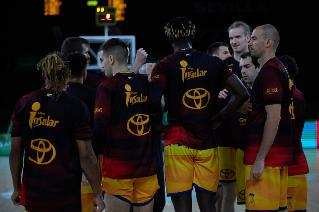 Jugadores del Gran Canaria en un tiempo muerto, listos para retomar el partido.