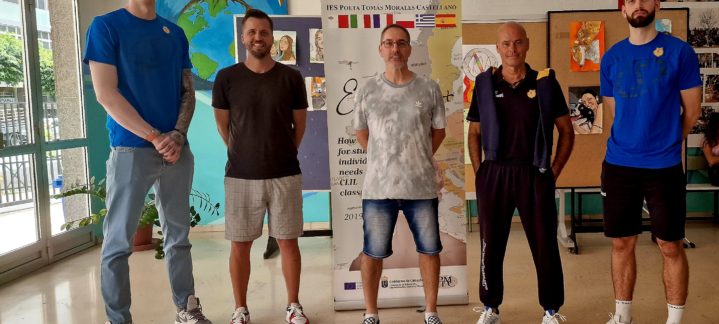 Olek Balcerowski y Jovan Kljajic junto a representantes del IES Poeta Tomás Morales.