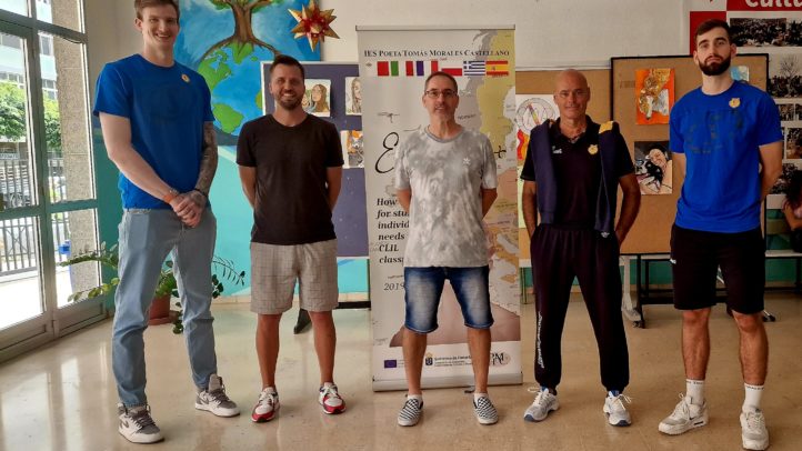 Olek Balcerowski y Jovan Kljajic junto a representantes del IES Poeta Tomás Morales.