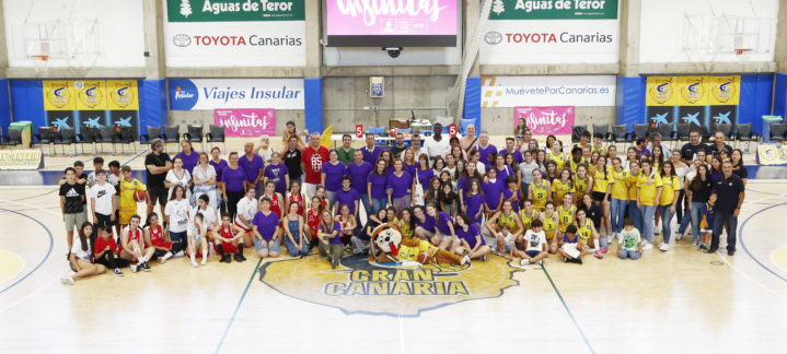 Celebración de familias y equipos en la cancha del Club Baloncesto Gran Canaria.