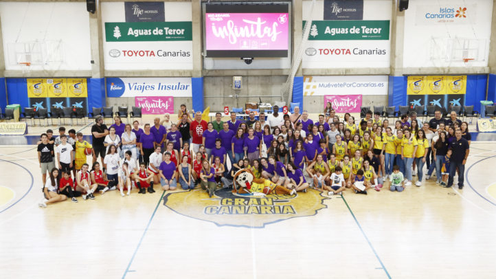 Celebración de familias y equipos en la cancha del Club Baloncesto Gran Canaria.