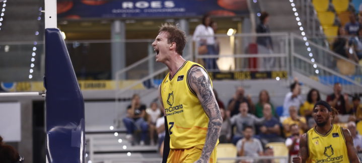 triunfa y convence (87-71)",Jugador del Gran Canaria celebra con fuerza tras una canasta en el partido.