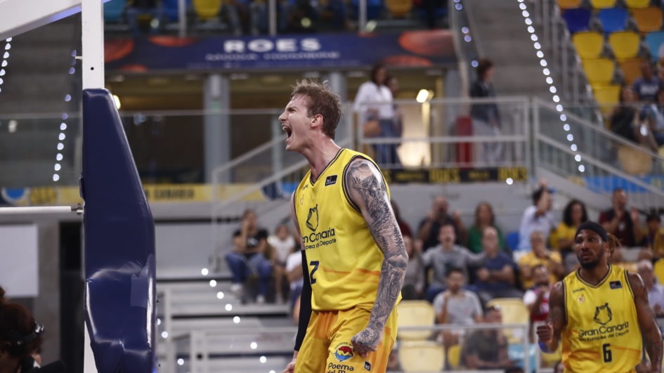 triunfa y convence (87-71)",Jugador del Gran Canaria celebra con fuerza tras una canasta en el partido.