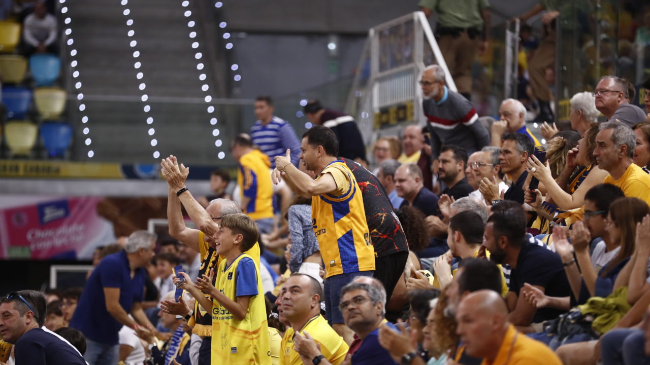 Aficionados del Gran Canaria animando en el partido contra Joventut Badalona.