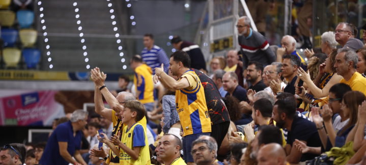 Aficionados del Gran Canaria animando en el partido contra Joventut Badalona.