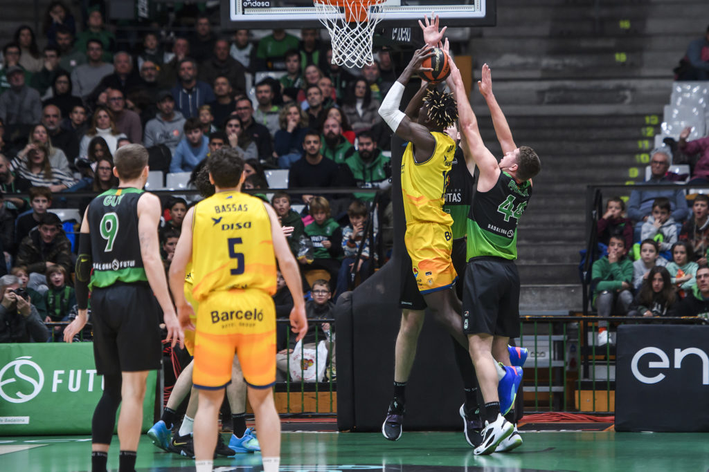 Juego de baloncesto entre el Gran Canaria y el Joventut Badalona con acción en la canasta.