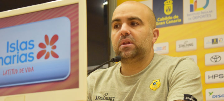 Víctor García hablando en una rueda de prensa, con logos de patrocinadores al fondo.