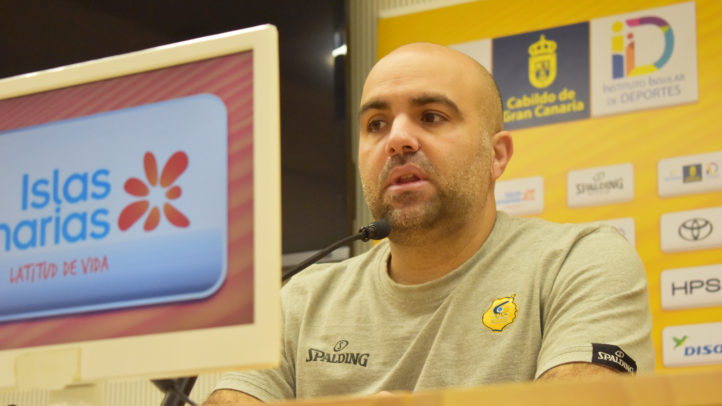 Víctor García hablando en una rueda de prensa, con logos de patrocinadores al fondo.