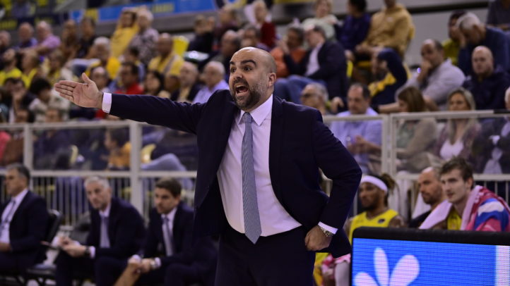 Entrenador del Club Baloncesto Gran Canaria dirigiendo a su equipo en un partido.