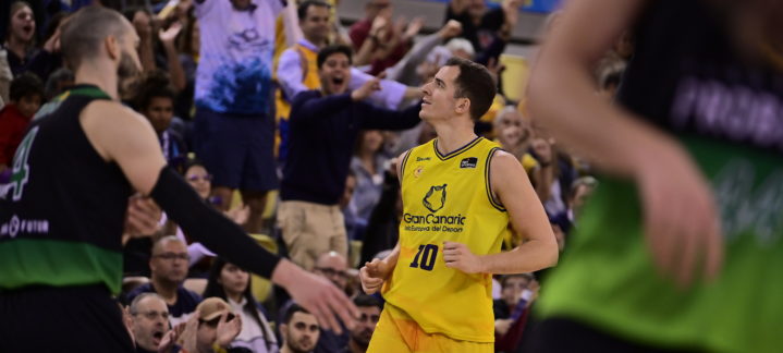 Jugadores del Gran Canaria celebran una victoria emocionante entre el júbilo de los aficionados.