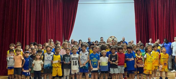Grupo de niños y adultos en un evento del Clínic de Semana Santa del CB Gran Canaria.