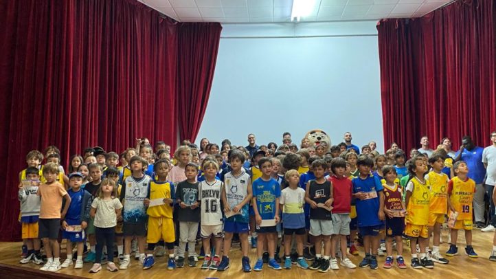 Grupo de niños y adultos en un evento del Clínic de Semana Santa del CB Gran Canaria.