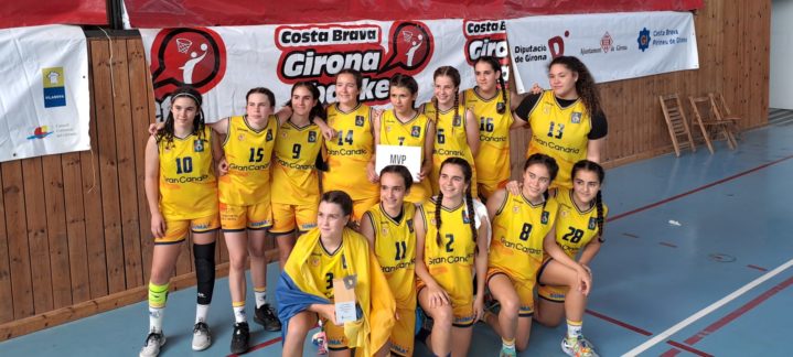 compañerismo y un título en Semana Santa para la estructura femenina",Jugadoras del equipo femenino del Club Baloncesto Gran Canaria posan con un trofeo.