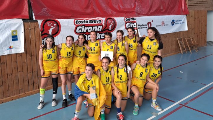 compañerismo y un título en Semana Santa para la estructura femenina",Jugadoras del equipo femenino del Club Baloncesto Gran Canaria posan con un trofeo.