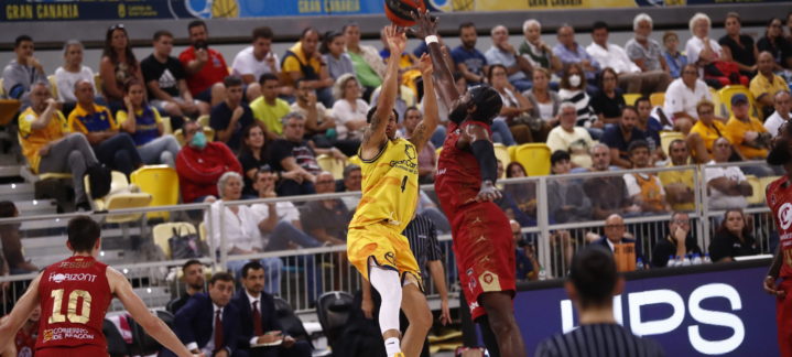 Jugador del Gran Canaria lanzando el balón en un partido contra Casademont Zaragoza.