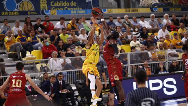 Jugador del Gran Canaria lanzando el balón en un partido contra Casademont Zaragoza.