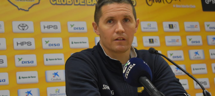 Jaka Lakovic en conferencia de prensa, hablando sobre un próximo partido importante.