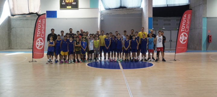 Grupo de jóvenes y entrenadores en el Clínic de Tecnificación de baloncesto.