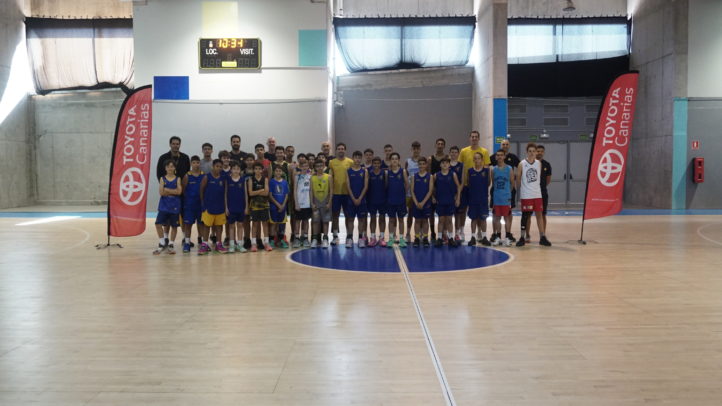 Grupo de jóvenes y entrenadores en el Clínic de Tecnificación de baloncesto.
