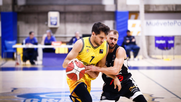 Jugadores de baloncesto compiten por el balón en un partido de LEB Plata.