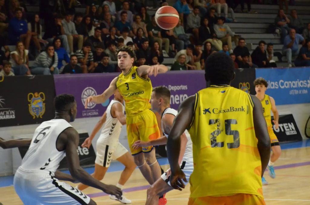 Jugadores del Gran Canaria júnior masculino en acción durante un partido de baloncesto.