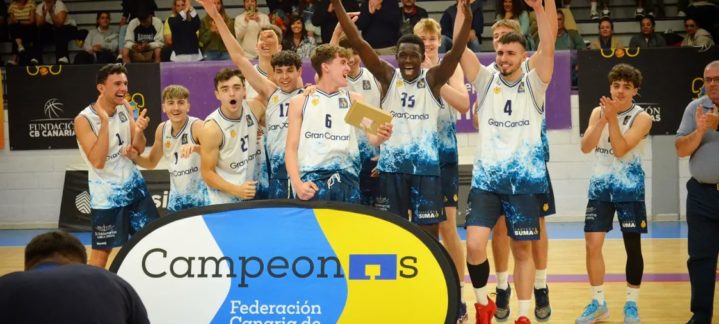 Jugadores del Gran Canaria júnior masculino celebran su victoria como campeones de Canarias.
