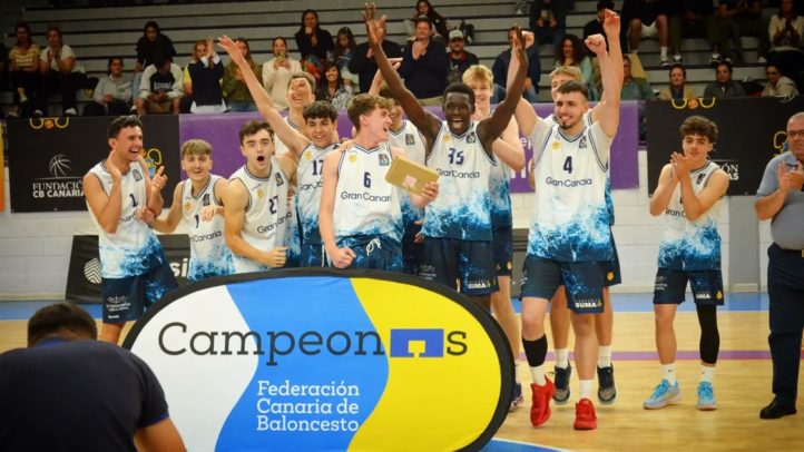 Jugadores del Gran Canaria júnior masculino celebran su victoria como campeones de Canarias.