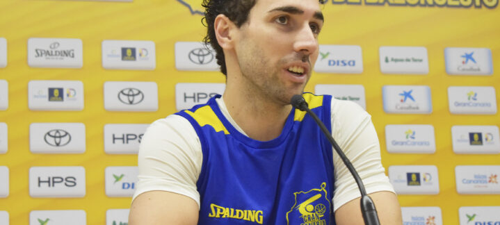 Jugador del Gran Canaria en rueda de prensa, hablando sobre el próximo partido.