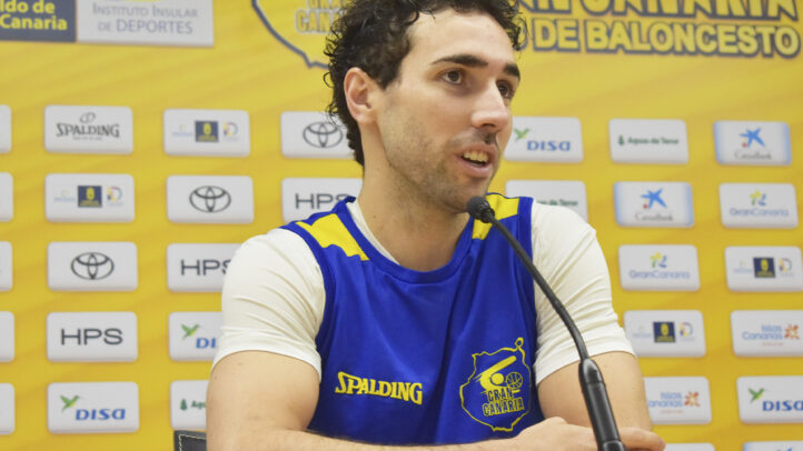 Jugador del Gran Canaria en rueda de prensa, hablando sobre el próximo partido.