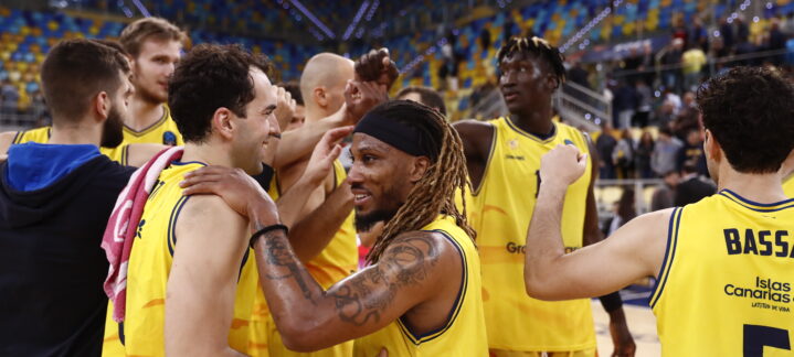 a por el primer paso hacia el título","Jugadores del Gran Canaria celebrando tras un partido, mostrando alegría y compañerismo.