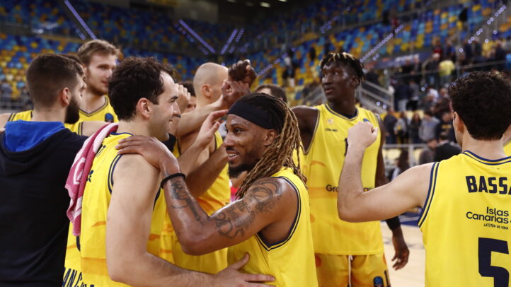 a por el primer paso hacia el título","Jugadores del Gran Canaria celebrando tras un partido, mostrando alegría y compañerismo.