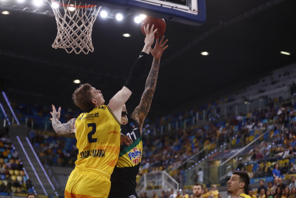Acción del partido entre Gran Canaria y Frutti Extra Bursaspor bajo el aro.